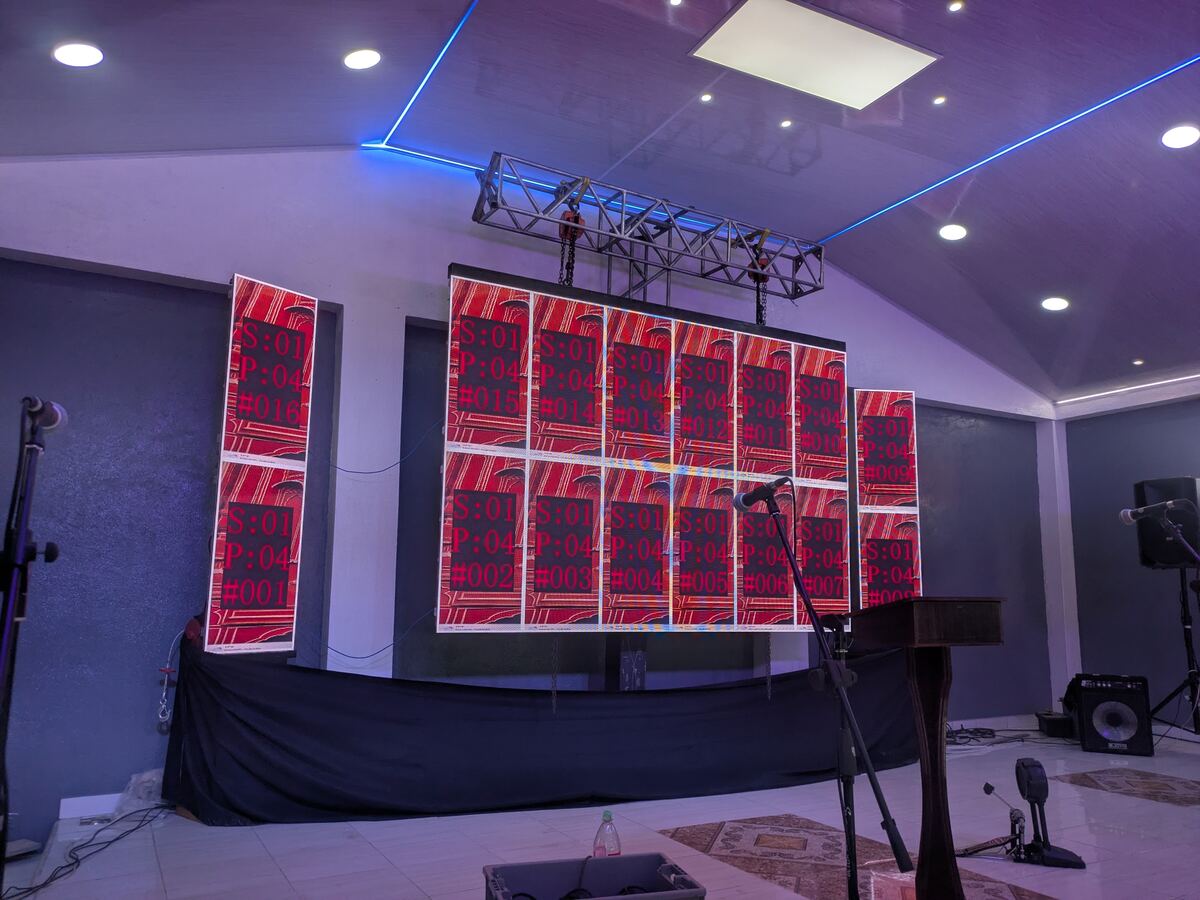 Detalle de instalación modular de pantalla LED con estructura truss